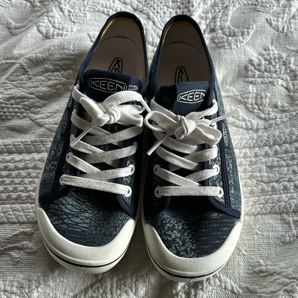 Keen blue 6.5 tennis shoes. Super comfortable and almost new.